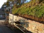 An den Brückenflanken sind die alten Betonabdeckungen entfernt worden.